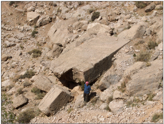 Figure 5‑86 : Vue vers l’ouest d’un gros bloc monolithique équarri au nord du vallon de Darrehbarreh (cliché RB, printemps 2008)
