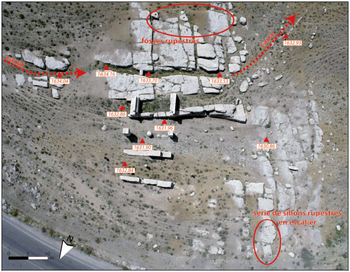 Figure 5-71 : IS4, prise de vue verticale sous ballon captif de la construction en pierre située au sud d’Istakhr (cliché BN, printemps 2007)