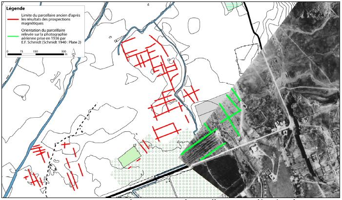 Figure 5‑34 : Comparaison entre les orientations du parcellaire ancien détecté sur les cartes magnétiques du secteur de Persépolis Nord-Ouest et celles des champs apparaissant sur une photographie aérienne datée de 1936