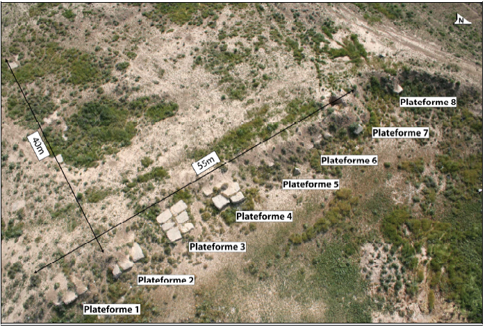 Figure 5‑49 : Firuzi 5, prise de vue oblique sous ballon captif vers l’ouest des plateformes le long de la limite nord-est du tepe central (cliché BN, printemps 2007)