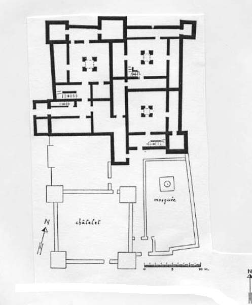 B : Qar Ayt al-Kharrz (Skoura). Maisons à patio central groupées en hameau fortifié, doté d’une mosquée. 