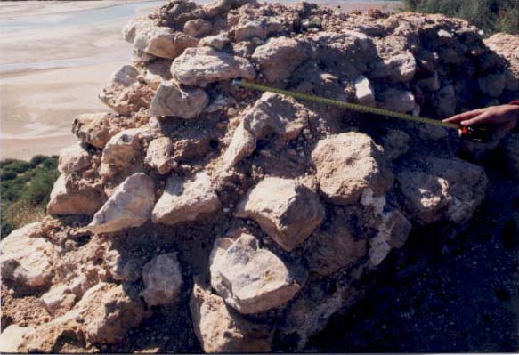 B : La masse du mur est formée d’un mélange de pierres brutes de taille moyenne, de terre, de pierraille et de chaux.