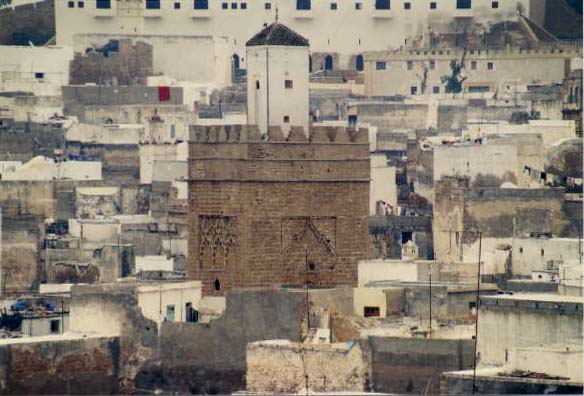 B : Vue du minaret almohade, façades nord et ouest.