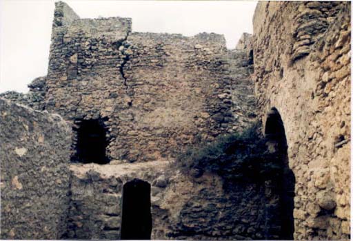 B : Vue de la tour qui défend l’entrée sud. 