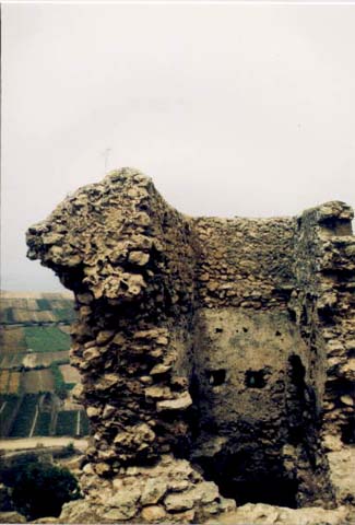 B : La tour surmontant la porte de la mer : vue du premier étage et de la terrasse, protégée par un épais parapet. 