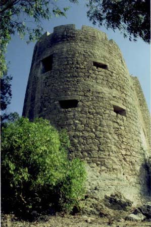 B : Vue d’une tour ronde située à l’angle nord-est de la muraille. Cette forme massive privilégie l’utilisation de pièces d’artillerie. 