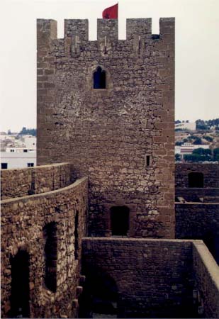 B : Vue de la tour carrée du château de mer.  