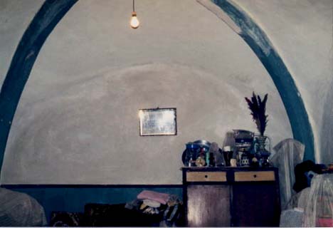 B : Vue d’une chambre couverte d’une voûte sur nervures, de style portugais. 