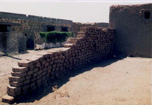 B : Rangées de briques crues séchées au soleil, prêtes à l’emploi dans les constructions domestiques de Rib Shkir. 