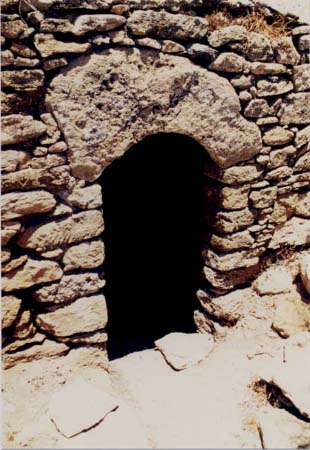 B : Arc en plein cintre non outrepassé d’une porte d’entrée à une mosquée abandonnée, (région de Cap Cantin). 