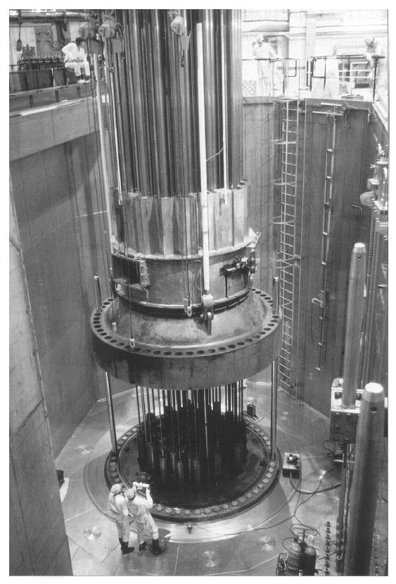 Couvercle de cuve d'un réacteur à eau pressurisée. Source : Bulletin SN, n°90, février 1993, p.21.