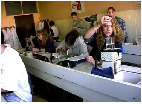 Figure 3.1: Exemple de vidéo de deux élèves en classe (l'observateur est derrière en train de filmer l'enseignante)
