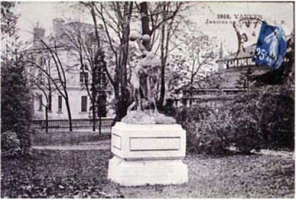 photo 7 :discobole dans le jardin de la mairie, c. 1907.
