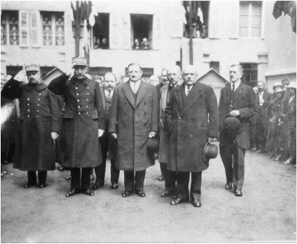 11- Fédération des Œuvres de l’Enfance, inauguration de l’Exposition de l’Enfance de 1933 par le ministre Daniélou (le Dr Martin est au second rang, à droite du ministre, le Dr Beutter à droite, un peu en retrait du groupe)