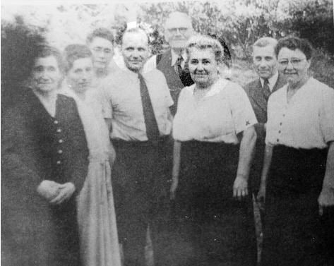 17- Comité de Patronage, Marinette Heurtier et son neveu René Luaire au centre d’une photo de famille (vers 1950, photo Luaire)