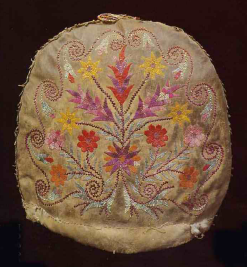 « Tea cosy » (couvre-théière), style floral des bois, 1870 environ, cree/métis, chez Bebbington Julia, 