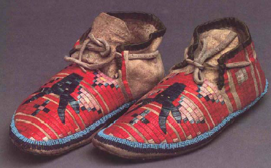 Mocassins lakota, vers 1890, collectés par C. Wissler à Crow Creek, en 1902, American Museum of Natural History.