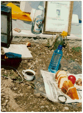 À Samokov, le repas rituel pris sur la tombe pour 