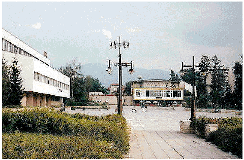 La place centrale de Samokov, avec la mairie à gauche