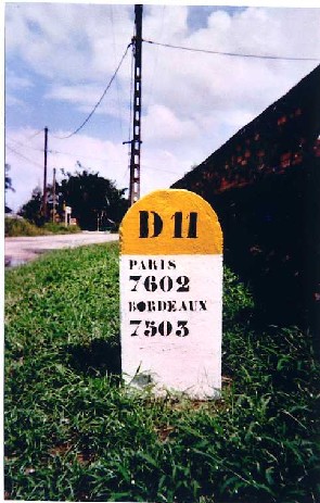 Photo 1 : Borne kilométrique à Saint-Jean, au sud de Saint-Laurent du Maroni.